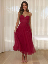 Vestido midi Corest con tirantes finos, fruncido y falda de tul con cordones